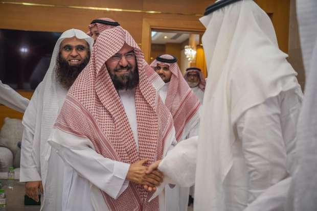 الشيخ السديس يشيد بجهود وكالة شؤون الائمة والمؤذنين ورئاسة شؤون الحرمين توزع مظلات أثناء هطول الأمطار وتبث رسائل توعوية