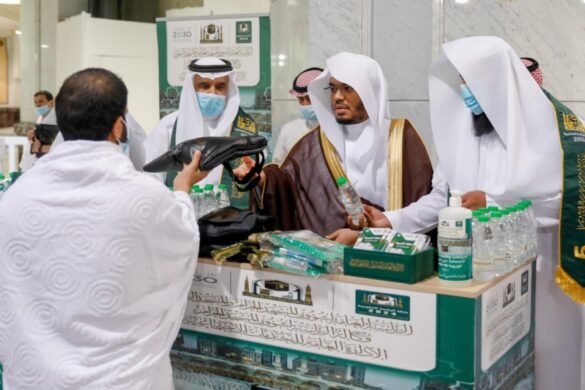 مشاركة إمام المسجد الحرام فضيلة الشيخ الدكتور ياسر الدوسري في توزيع أدوات التعقيم على المعتمرين