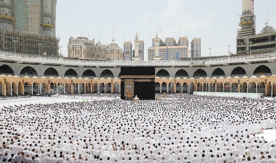 الشيخ ياسر الدوسري يزور البرنامج الصيفي لحلقات المسجد الحرام الإثرائية